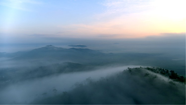Núi Tiên - một ngọn núi lửa đã tắt 2,6 triệu năm trước - tại Nghĩa Đàn, Nghệ An
