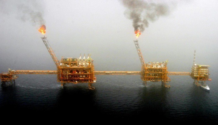 Một mỏ dầu của Iran trên vùng biển gần thủ đô Tehran hồi năm 2005 - Ảnh: Reuters.