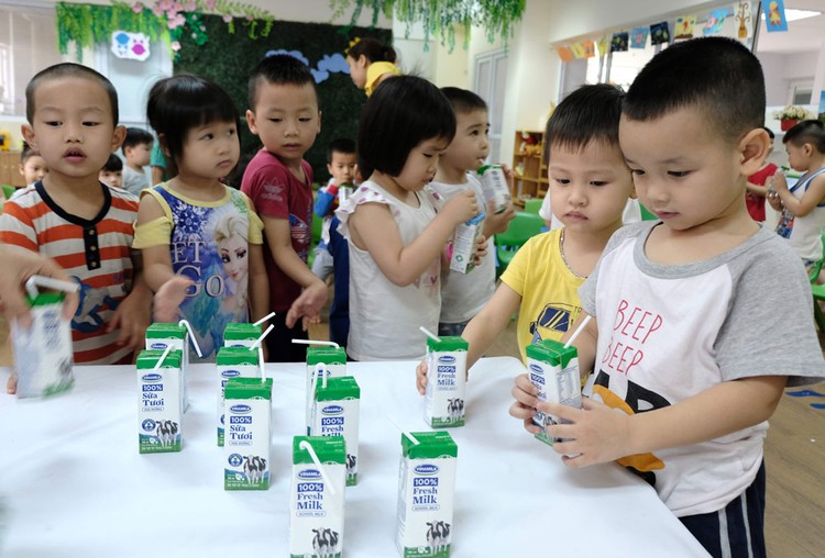 Các em học sinh hào hứng trong giờ uống sữa học đường. Ảnh: Phạm Hùng