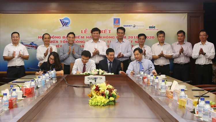 Lễ ký kết hợp đồng bảo hiểm giữa Liên danh PVI - Bảo Việt - MIC và Tổng công ty Trực thăng Việt Nam