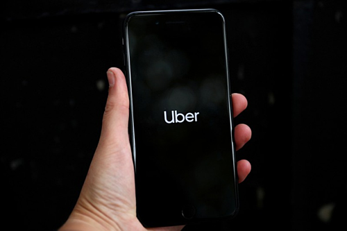 Logo ứng dụng Uber trên một chiếc điện thoại di động. Ảnh:Reuters