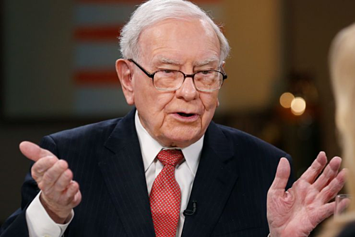 Warren Buffett hiện là Chủ tịch kiêm CEO công ty đầu tư - Berkshire Hathaway. Ảnh:CNBC