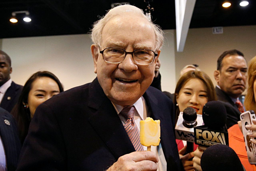 Warren Buffett trong một buổi đại hội cổ đông của công ty. Ảnh:WSJ