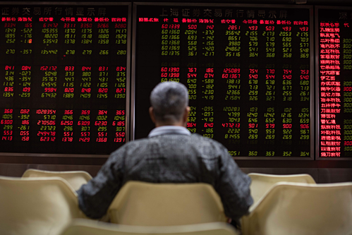 Một nhà đầu tư Trung Quốc đang theo dõi bảng điện tử. Ảnh:AFP