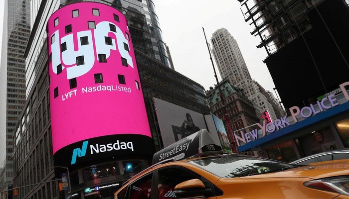 Logo của Lyft xuất hiện trên màn hình bên ngoài sàn giao dịch Nasdaq ở New York khi Lyft tiến hành vụ IPO hồi cuối tháng 3 - Ảnh: Reuters.