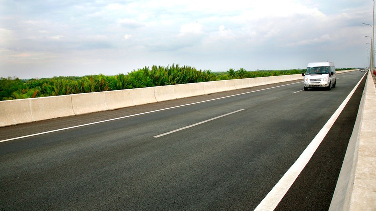 11 dự án thành phần trên tuyến cao tốc Bắc - Nam phía Đông có tổng chiều dài 654 km, đi qua 13 tỉnh, thành. Ảnh: Lê Tiên