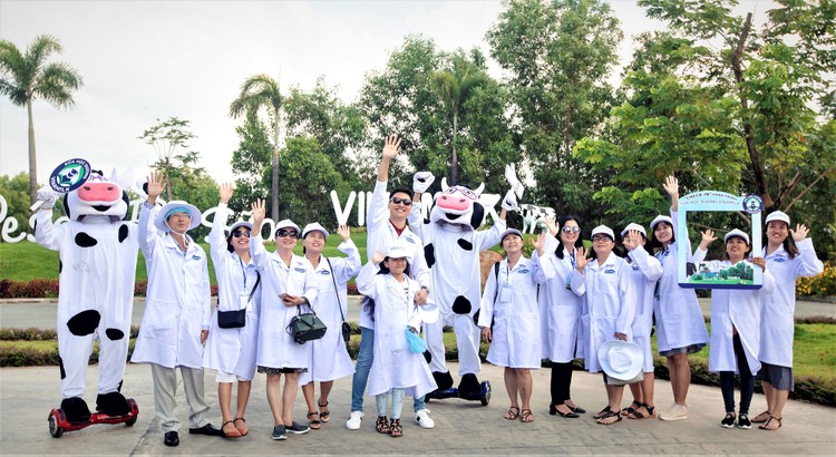 Tham quan Trang trại bò sữa Vinamilk Tây Ninh được xây dựng theo chuẩn Global G.A.P, nơi cung cấp nguồn sữa để sản xuất sữa học đường