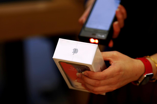iPhone được bán tại một cửa hàng của Apple ở Trung Quốc. Ảnh:Reuters