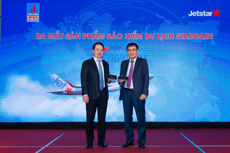 Ông Nguyễn Quốc Phương - Tổng giám đốc Jetstar Pacific Airlines (bìa trái) và ông Trương Quốc Lâm - Tổng giám đốc Bảo hiểm PVI (bìa phải) thực hiện kích hoạt sản phẩm Bảo hiểm Du lịch StarCARE