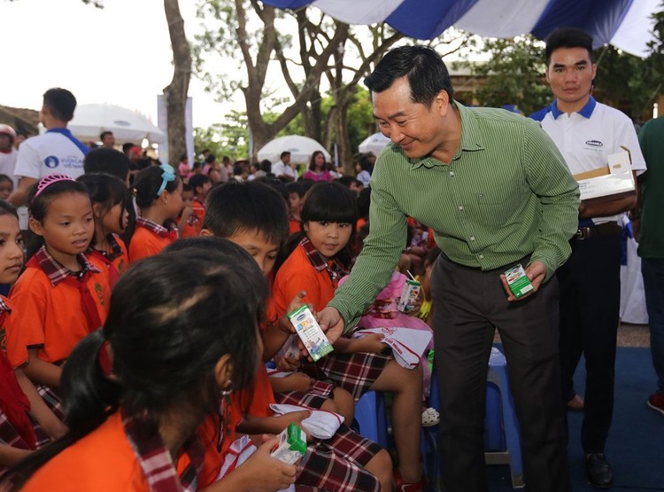 Quỹ sữa Vươn cao Việt Nam đã trao hơn 35 triệu ly sữa với tổng giá trị tương đương gần 150 tỷ đồng cho 440 ngàn trẻ em khó khăn