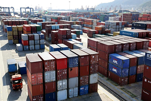 Container tại một cảng biển ở Giang Tô (Trung Quốc). Ảnh:Reuters