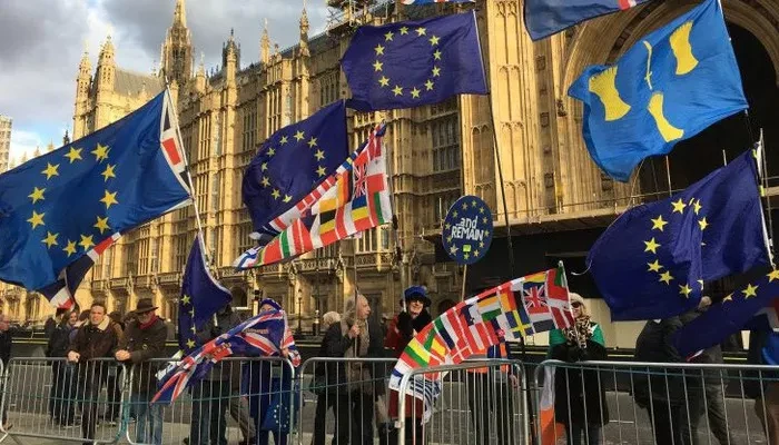 Người ủng hộ EU biểu tình trước tòa nhà Quốc hội Anh ở London, tháng 12/2018 - Ảnh: CNBC.