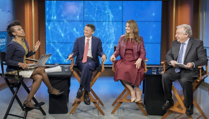 Từ trái sang phải: người dẫn chương trình Femi Oke, Jack Ma, Melinda Gates và Tổng thư ký Liên Hợp Quốc António Guterres trong cuộc thảo luận được phát trực tiếp tại trụ sở của Liên Hợp Quốc - Ảnh: AP.