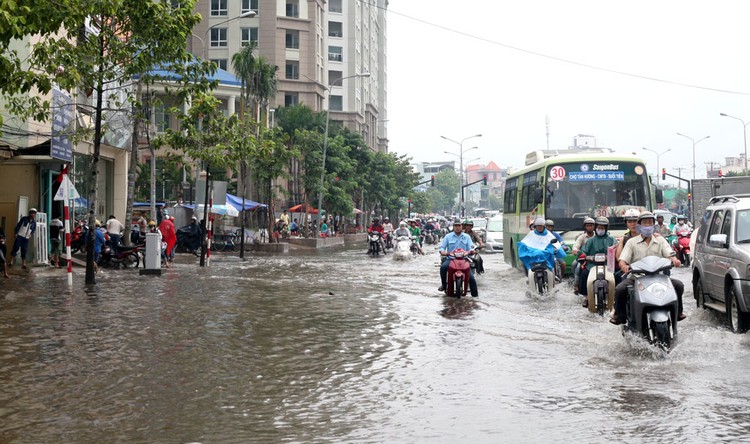 Ngay sau khi đưa vào sử dụng, đường Nguyễn Hữu Cảnh đã trở thành “rốn ngập” của TP.HCM. Ảnh: Minh Khuê