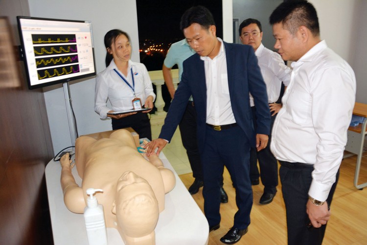 Thứ trưởng Bộ Lao động - Thương binh và Xã hội Lê Quân tham quan mô hình đào tạo nhân lực y tế xuất khẩu tại Trường Cao đẳng Lê Quý Đôn Việt - Nhật