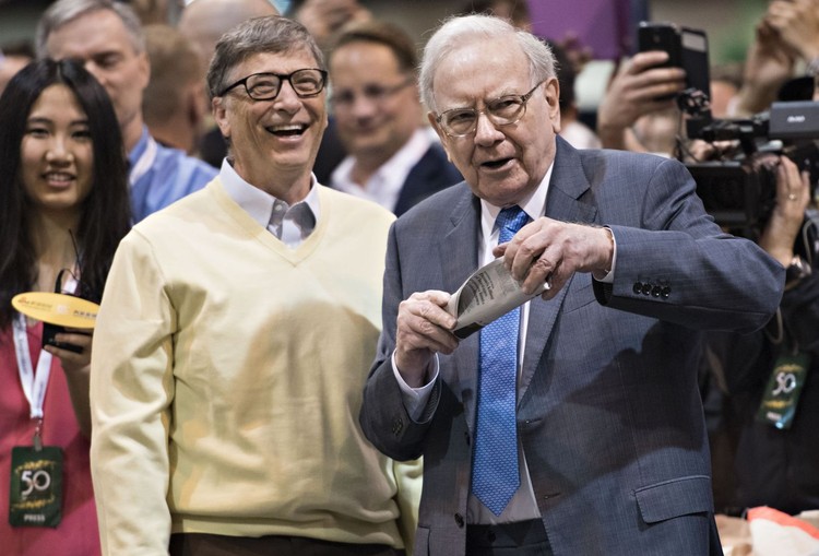 Warren Buffett và người bạn thân lâu năm – tỷ phú Bill Gates. Ảnh Internet
