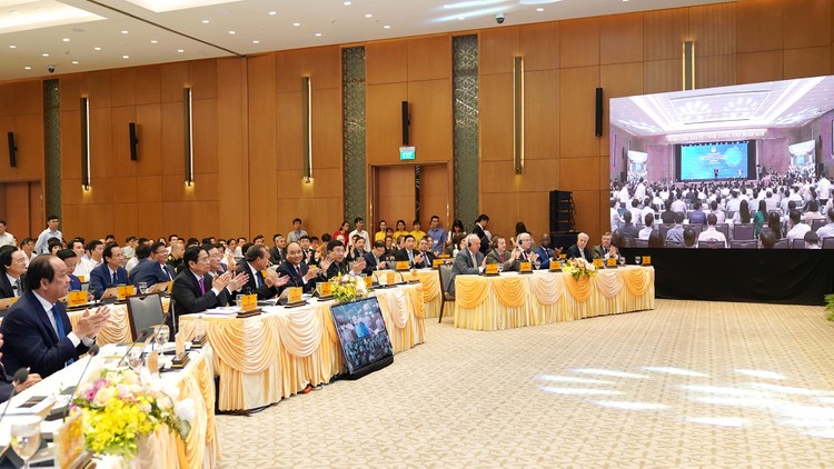 Thủ tướng Nguyễn Xuân Phúc chủ trì phiên họp Chính phủ đầu tiên qua hệ thống e-Cabinet. Ảnh: Hiếu Nguyễn