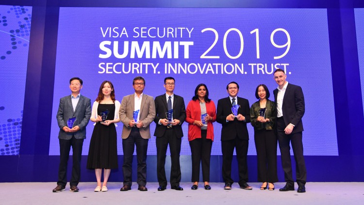 Đại diện Tổ chức thẻ quốc tế Visa, Vietcombank cùng một số đơn vị được trao thưởng tại buổi lễ
