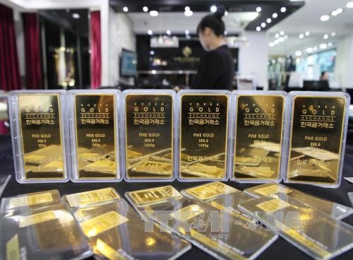 Giá vàng trong nước vẫn tăng dù giá vàng thế giới đi xuống. Ảnh minh họa: TTXVN
