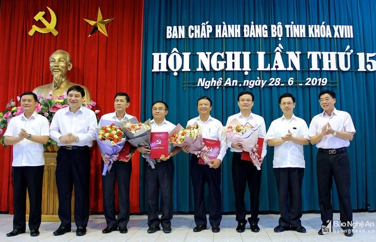 Lãnh đạo Tỉnh ủy Nghệ An trao quyết định và chúc mừng các đồng chí được chỉ định tham gia Ban Chấp hành Đảng bộ tỉnh Nghệ An nhiệm kỳ 2015 - 2020.