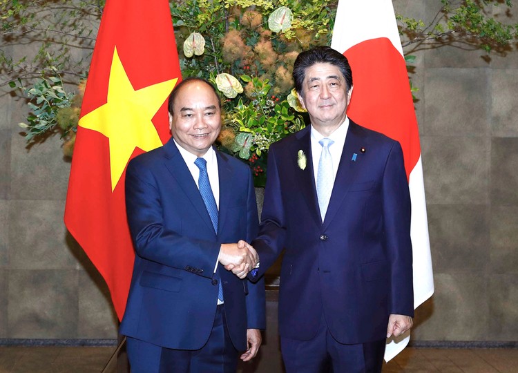 Thủ tướng Nguyễn Xuân Phúc và Thủ tướng Abe Shinzo bày tỏ vui mừng trước những bước phát triển thực chất của quan hệ giữa hai nước Việt Nam - Nhật Bản. Ảnh: Quang Hiếu