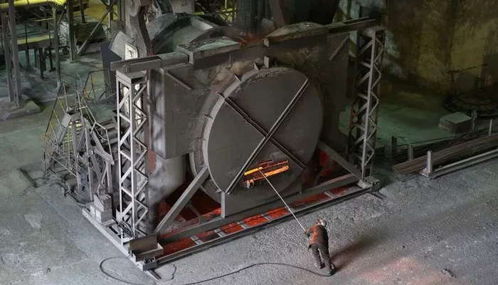 Lò hồ quang luyện thép trong một nhà máy thép ở Mỹ - Ảnh: Bloomberg.