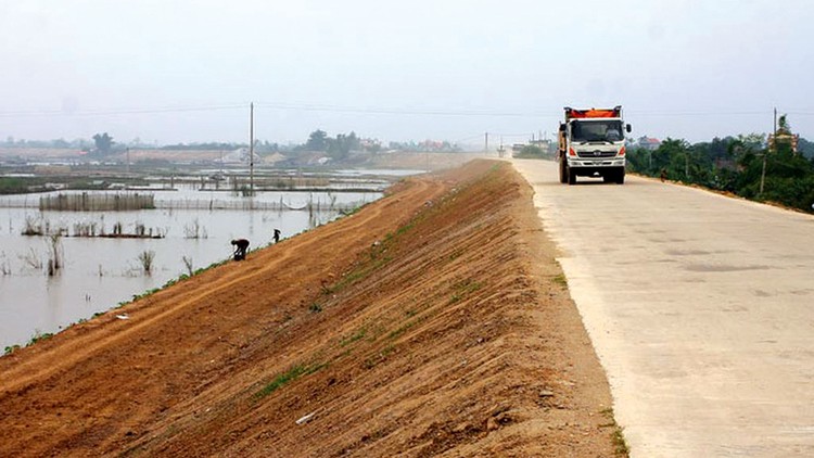 Gói thầu số 6 thuộc Dự án Đầu tư xây dựng nâng cấp đê tả sông Luộc kéo dài tỉnh Hưng Yên sử dụng vốn trái phiếu chính phủ. Ảnh: Lê Tiên