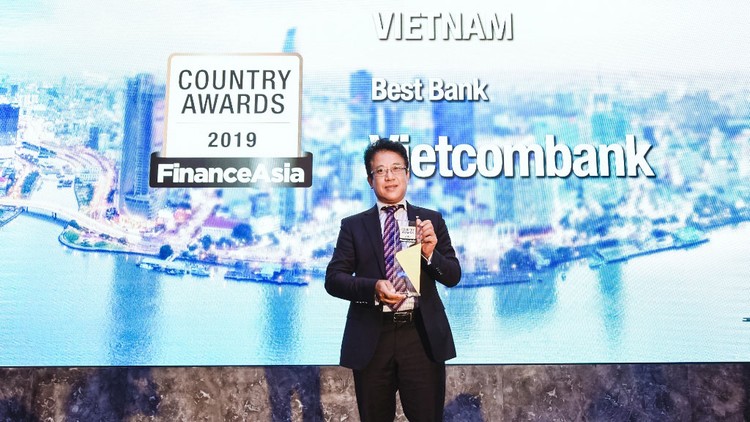 Ông Nguyễn Ngọc Ban - Giám đốc Công ty Tài chính Việt Nam tại Hongkong (Vinafico) đón nhận sự vinh danh của Tạp chí Finance Asia