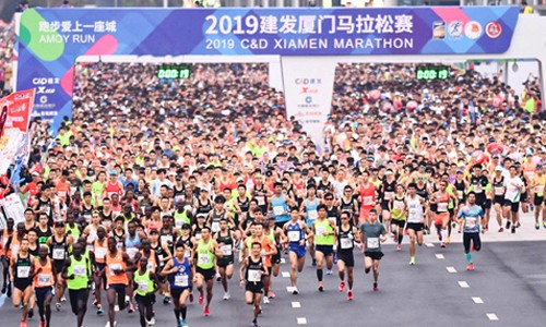 Hàng nghìn runner qua vạch xuất phát tại giải marathon ở Hạ Môn, Trung Quốc năm nay. Ảnh:XM