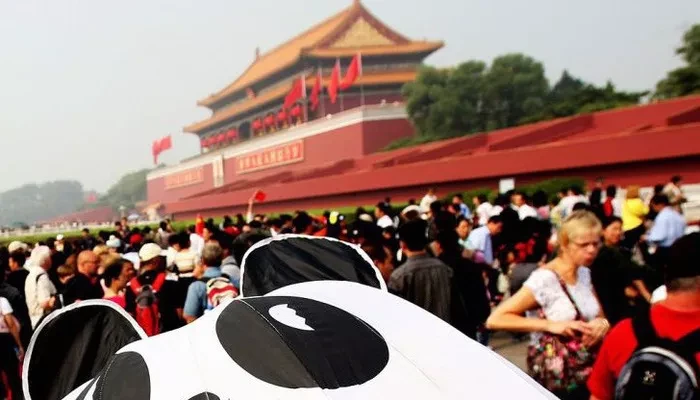 Du khách trên quảng trường Thiên An Môn ở thủ đô Bắc Kinh, Trung Quốc - Ảnh: Getty/CNBC.