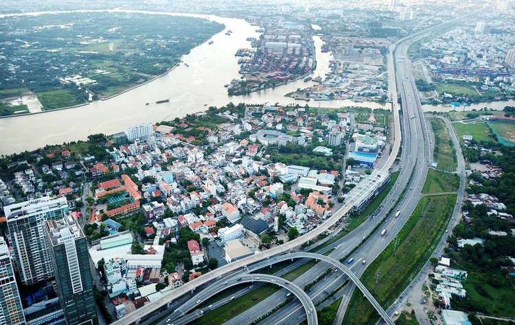 Vùng kinh tế trọng điểm phía Nam có vai trò cầu nối với các khu vực Đồng bằng sông Cửu Long và khu vực Tây Nguyên mà hạt nhân là TP.HCM. Ảnh: Lê Tiên