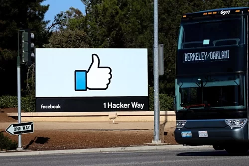 Biển chỉ dẫn ở lối vào trụ sở Facebook tại California (Mỹ). Ảnh:Reuters