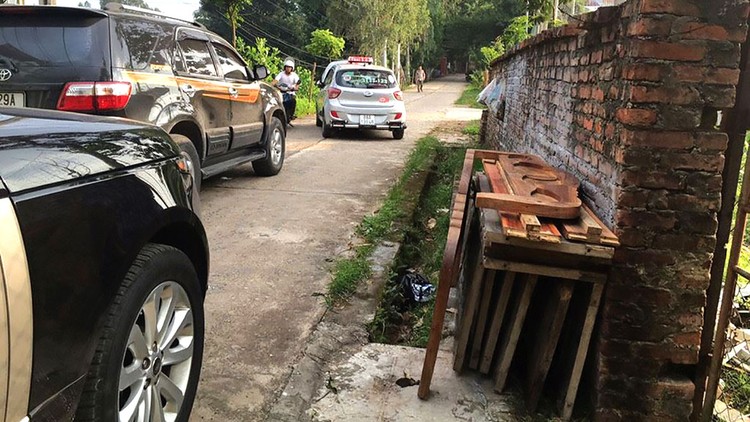 Một nhà thầu tại Hà Nội phản ánh, trên đường đi nộp HSDT tại huyện Bình Xuyên (tỉnh Vĩnh Phúc) đã bị những đối tượng lạ mặt “kèm chặt” nên không thể nộp HSDT đúng giờ. (Ảnh nhà thầu cung cấp)