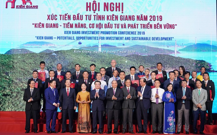 Thủ tướng chứng kiến lễ ký biên bản ghi nhớ giữa UBND tỉnh Kiên Giang và các nhà đầu tư. Ảnh: Hiếu Nguyễn