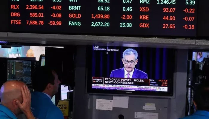 Các nhà giao dịch ở Phố Wall theo dõi cuộc họp báo ngày 31/7 của Chủ tịch FED Jerome Powell qua một màn hình trên sàn giao dịch - Ảnh: Reuters.