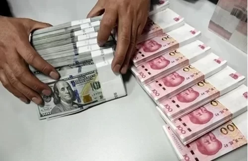 Nhân viên kiểm tiền tại một chi nhánh của Bank of China. Ảnh:Reuters