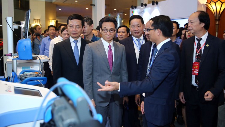 Phó Thủ tướng Chính phủ Vũ Đức Đam và các đại biểu tham dự Diễn đàn cấp cao công nghệ thông tin - truyền thông Việt Nam. Ảnh: Đình Nam