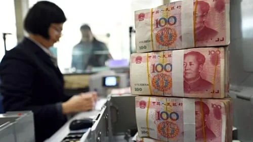 Nhân viên đếm tiền 100 nhân dân tệ tại một ngân hàng ở Trung Quốc. Ảnh:AFP