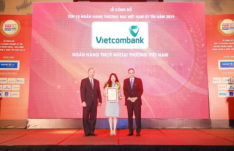 Đại diện Vietcombank (giữa) nhận giải thưởng đơn vị dẫn đầu Top 10 ngân hàng thương mại Việt Nam uy tín năm 2019