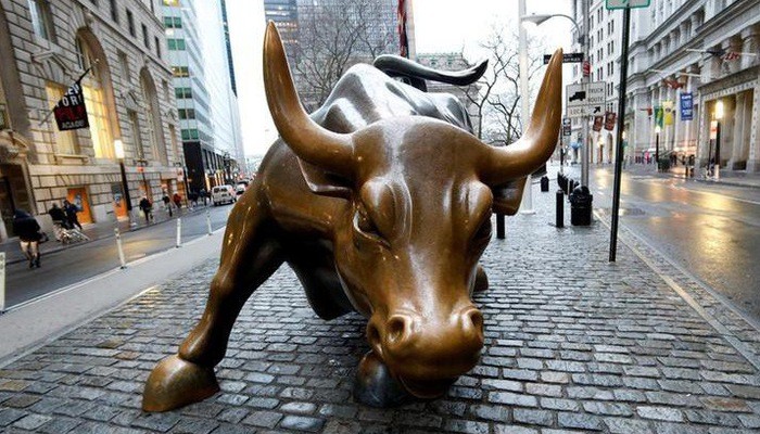 Tượng bò, biểu tượng của thị trường giá lên (bull market), ở Phố Wall - Ảnh: Reuters.