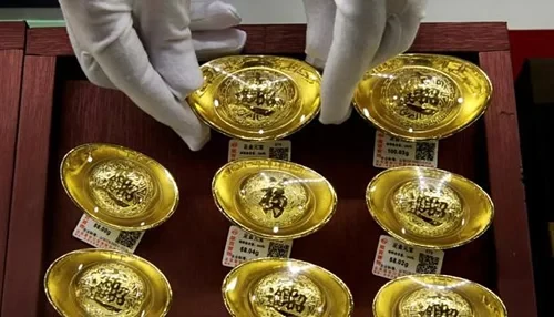 Vàng thỏi được bán tại một cửa hàng ở Bắc Kinh, Trung Quốc.Ảnh: Reuters