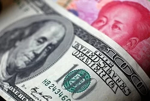 Đồng đôla của Mỹ và nhân dân tệ của Trung Quốc. Ảnh:Reuters