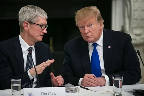 CEO Apple Tim Cook và Tổng thống Mỹ Donald Trump trong một cuộc gặp hồi tháng 3. Ảnh:Bloomberg