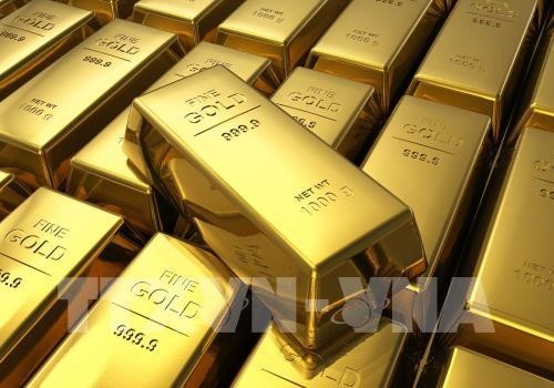 Giá vàng giảm do thị trường chứng khoán tăng điểm. Ảnh: AFP/TTXVN