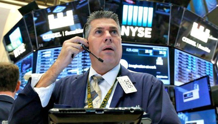 Một nhà giao dịch cổ phiếu trên sàn NYSE ở New York, Mỹ - Ảnh: Reuters