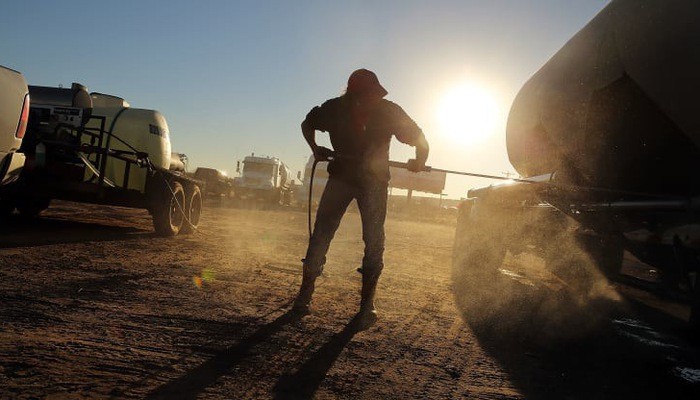 Một công nhân làm việc tại một cơ sở khai thác dầu cát ở Texas, Mỹ - Ảnh: Getty/CNBC.