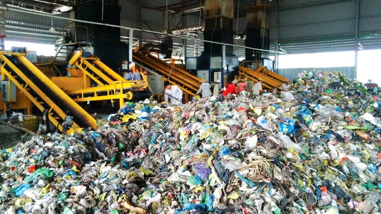 UBND TP.HCM đưa ra chỉ tiêu cuối năm 2020 có 50% khối lượng rác thải sinh hoạt được xử lý bằng công nghệ đốt phát điện. Ảnh: Hà Hương