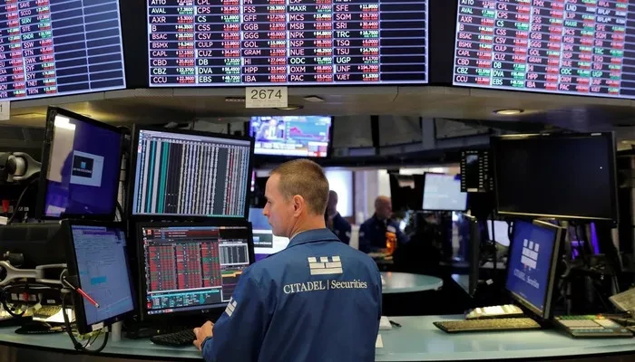 Một nhà giao dịch cổ phiếu trên sàn NYSE ở New York - Ảnh: Reuters.