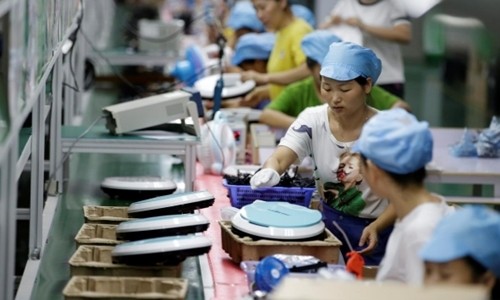 Công nhân trong một nhà máy của Matsutek tại Thâm Quyến. Ảnh:Reuters