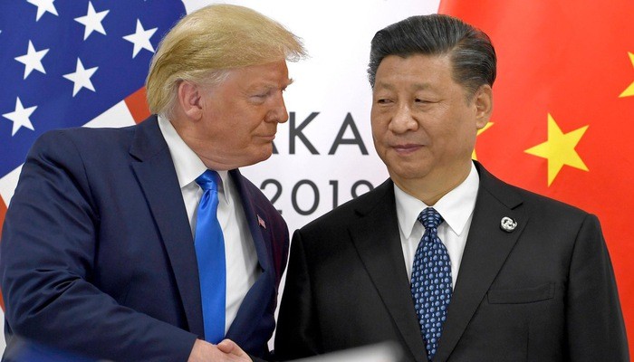 Tổng thống Mỹ Donald Trump (trái) bắt tay Chủ tịch Trung Quốc Tập Cận Bình tại một cuộc họp tại Thượng đỉnh G20 năm 2019 ở Osaka, Nhật Bản - Ảnh: AP.